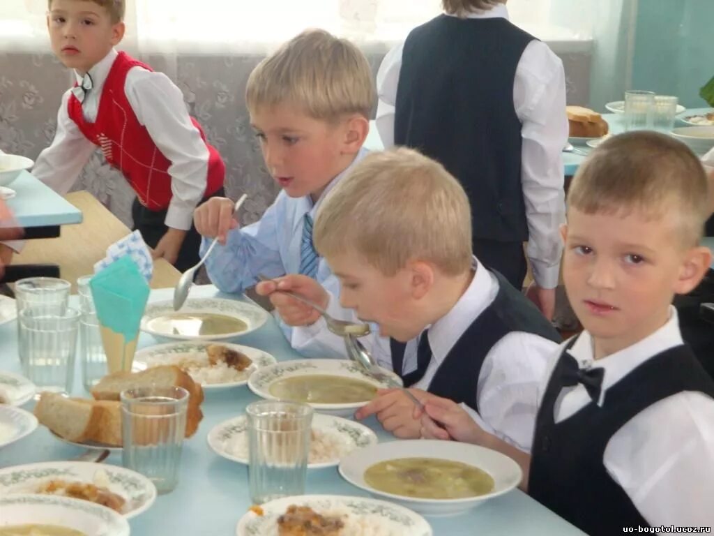 Обед в школе. Питание в школьной столовой. Школьники в столовой. Еда в школьной столовой. Питание инвалидов в школе