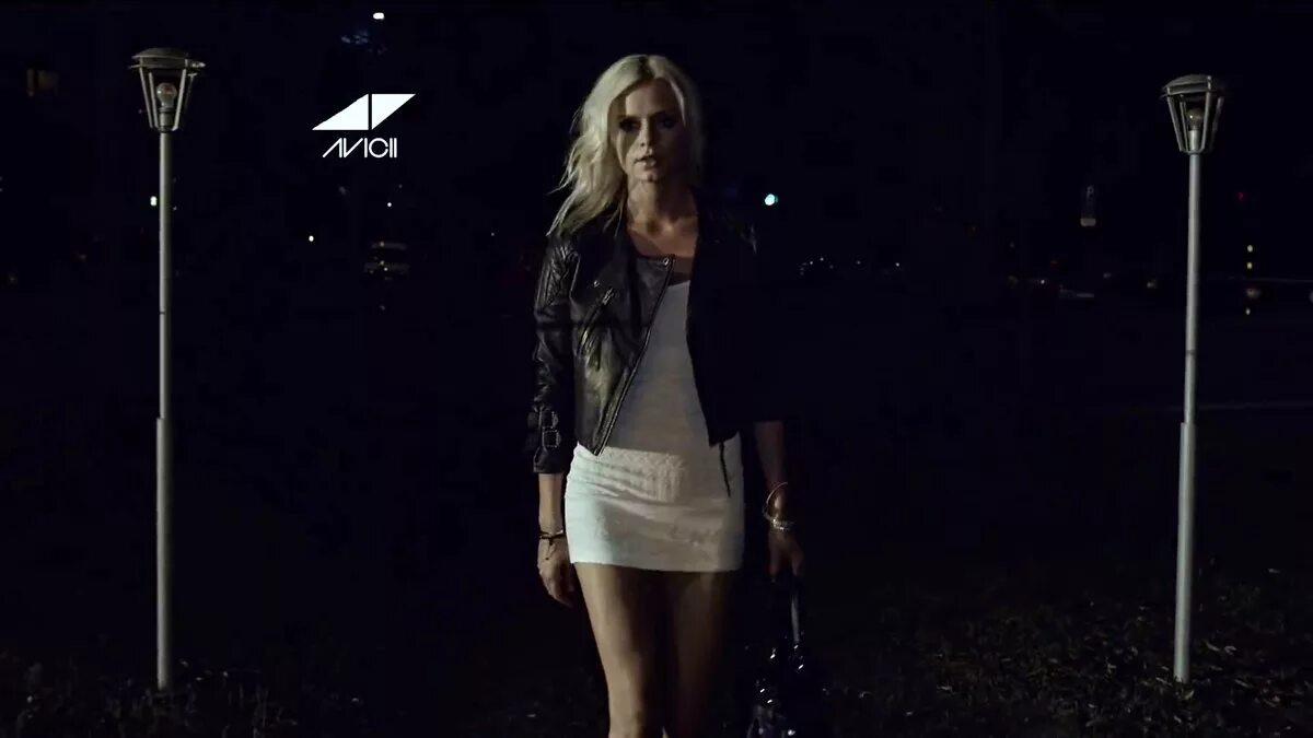 Avicii darkness. Avicii fade into darkness. avicii - fade into darkness (vocal radio edit). девушка из клипа avicii - fade into darkness. авичи клип про девушку.