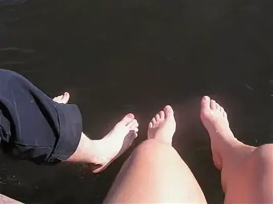 Для ноги чтоб купаться. Купать ноги женские в реке. Купаемся только ножки большие стали.