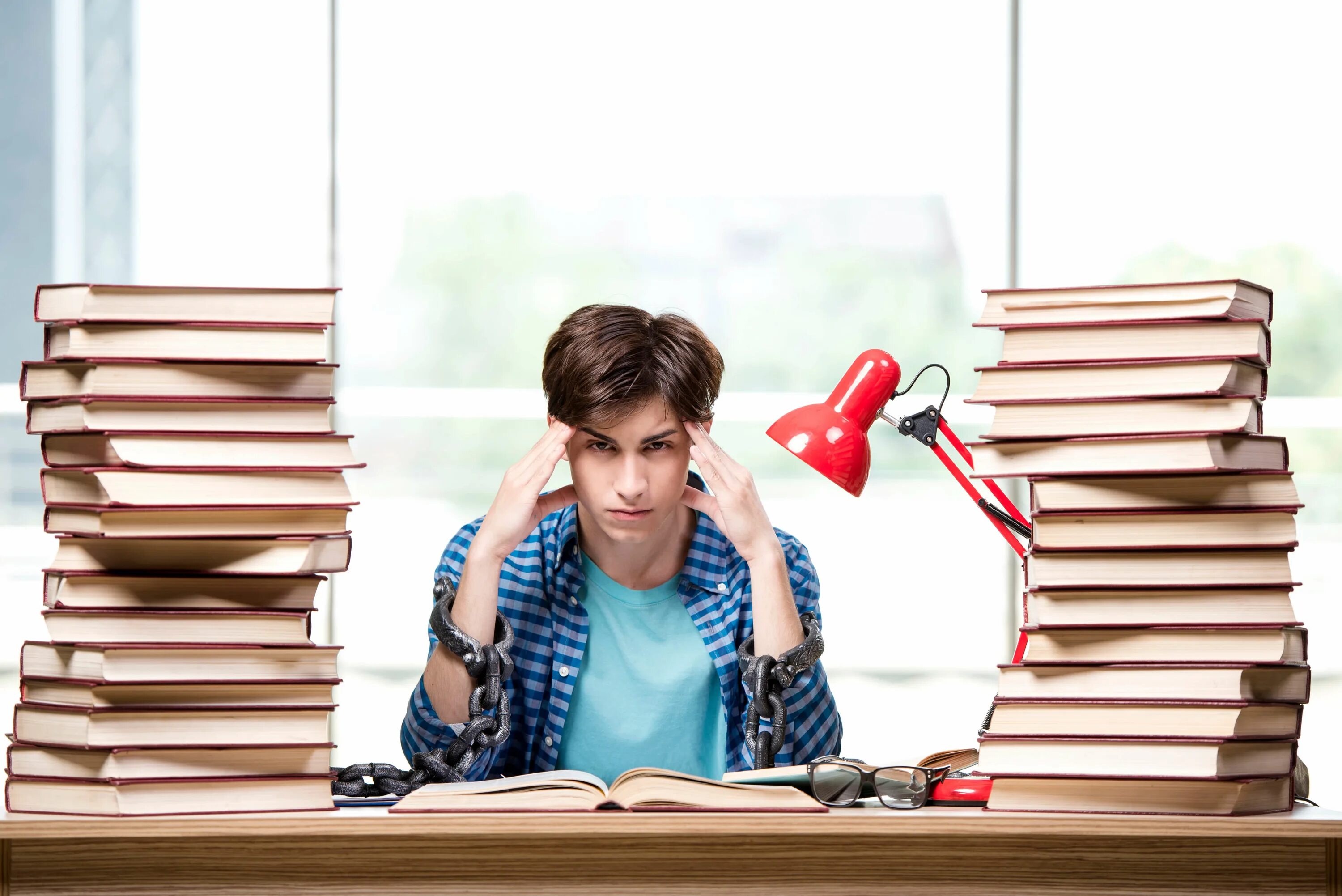 I have a lot of homework. Студент держит курсовой работы. ами с книгами. a lot of homework. студент с красной книгой в руке сдает экзамен.