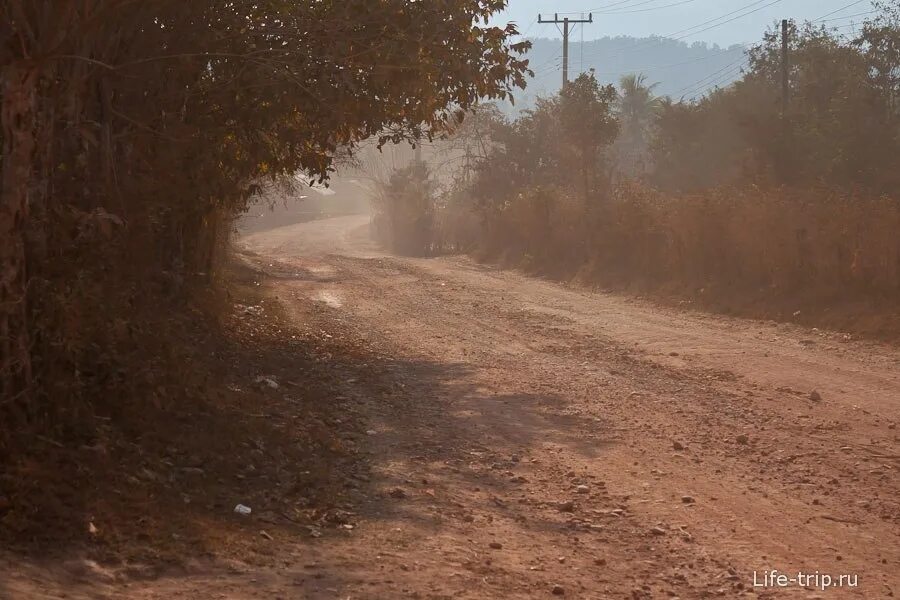 Легкая пыль несется по дороге далеко. Пыльная дорога. Пыль дорог. Сухая дорога. Пыль на дороге.