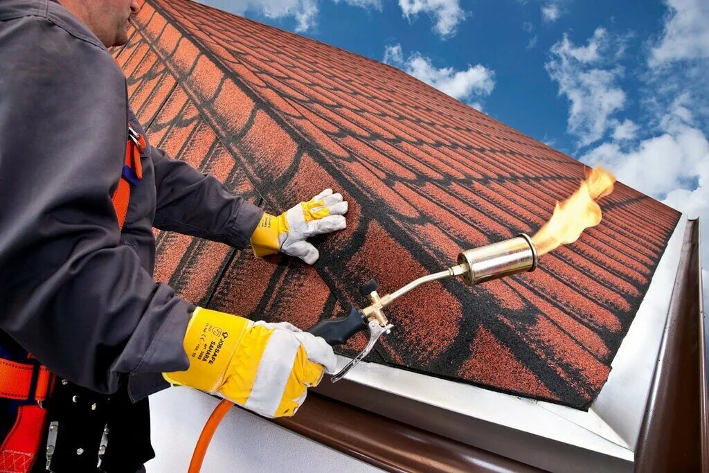 Монтаж крыши. Кровельщик. Монтажник кровельщик. Монтаж кровли. Проведения кровельных работ.