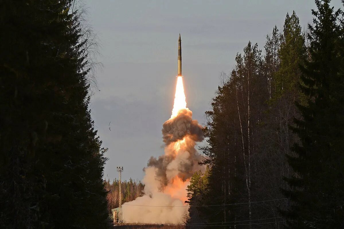 Как назывался первый полигон для запуска ракет. Межконтинентальная баллистическая ракета Тополь. Ракета космодром Плесецк. Ярс баллистическая ракета. Тополь ракета РВСН.