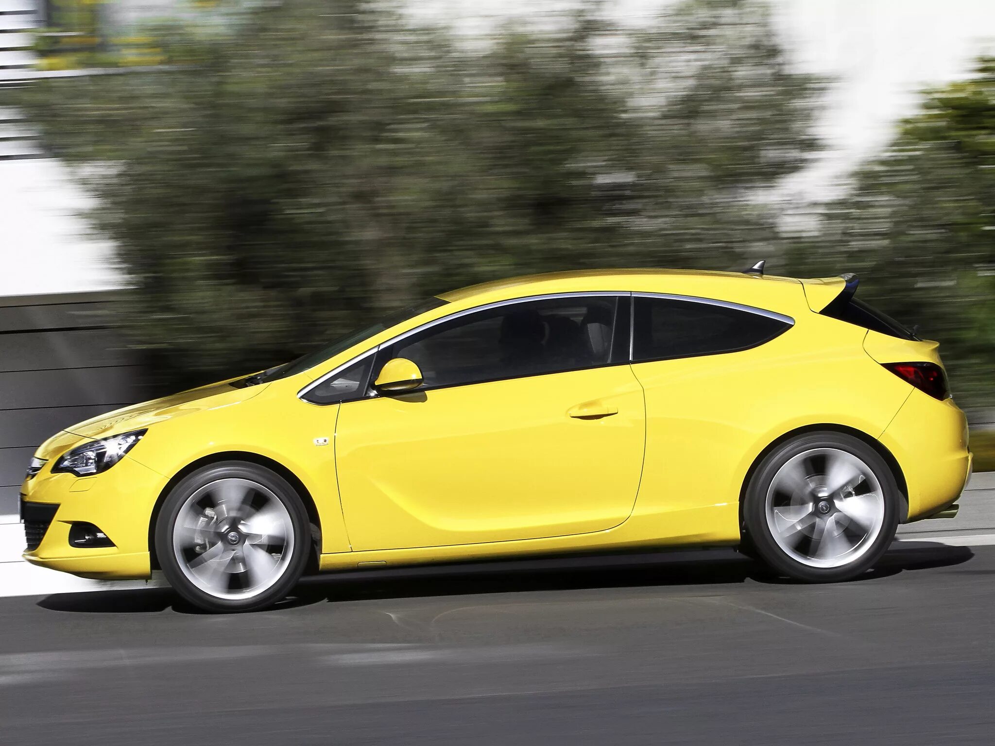 Opel Astra GTC. 3 дверные машины