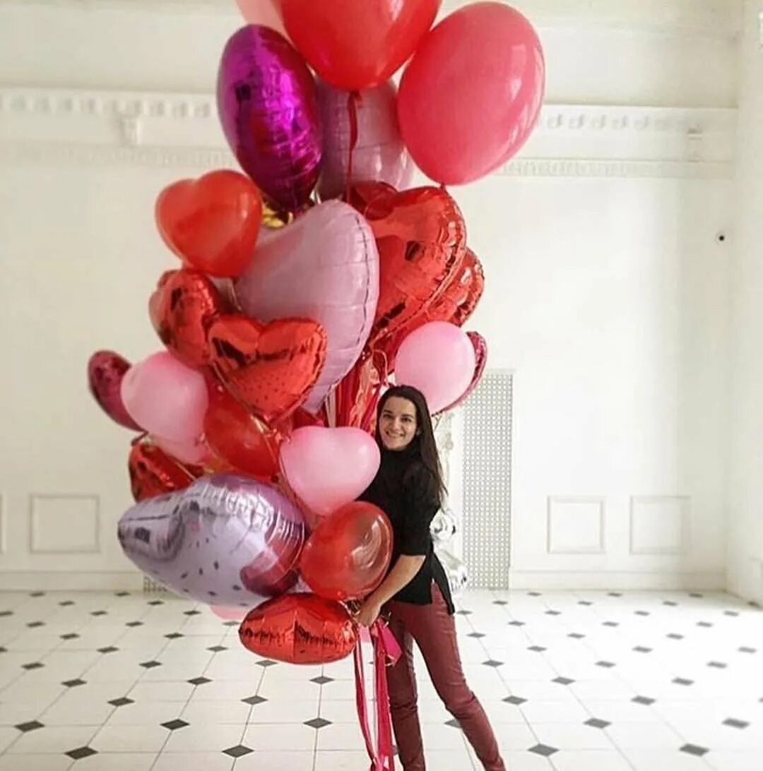 Шаров инстаграм. Девушка и воздушные шары. Красивые композиции шаров. Шары с днем рождения. Модные воздушные шары.