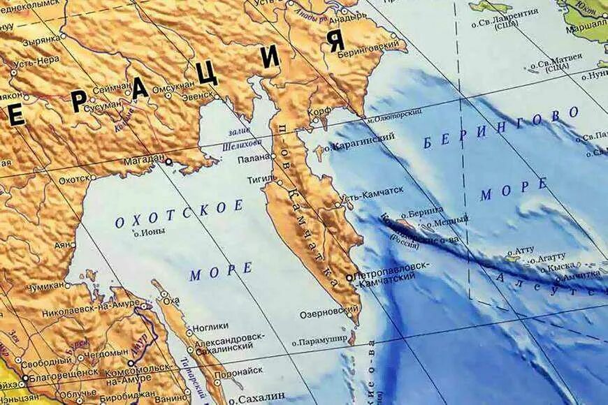 В какой океан впадает камчатка. Охотское море на карте России. Охотское море на карте. Карта Охотское море карта. Пенжинская губа в заливе Шелихова.