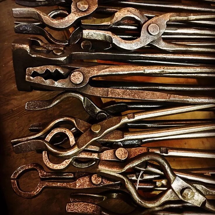 Кузнечный инструмент. Кузнечные инструменты средневековья. Инструменты кузнеца. Старые кузнечные инструменты. Инструмент для ковки доспехов.