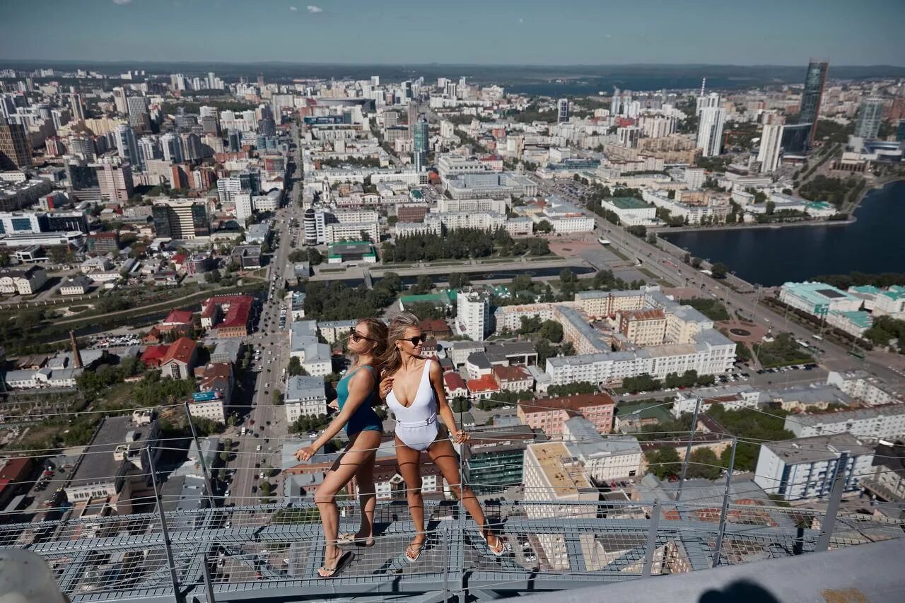 Бассейн на крыше высоцкого. Бассейн на крыше высоцкого екатеринбург. бассейн в высоцком екатеринбург на крыше. небоскрёб высоцкий екатеринбург бассейн. бц высоцкий екатеринбург бассейн.