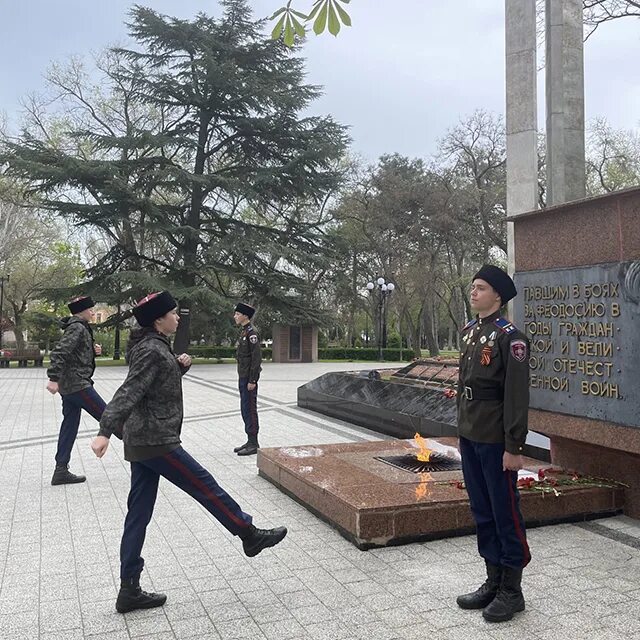 Пост 1 память. Вечный огонь. Кадет на посту. Мероприятия вахта памяти в школе. Вахта памяти пост 1 Феодосия.