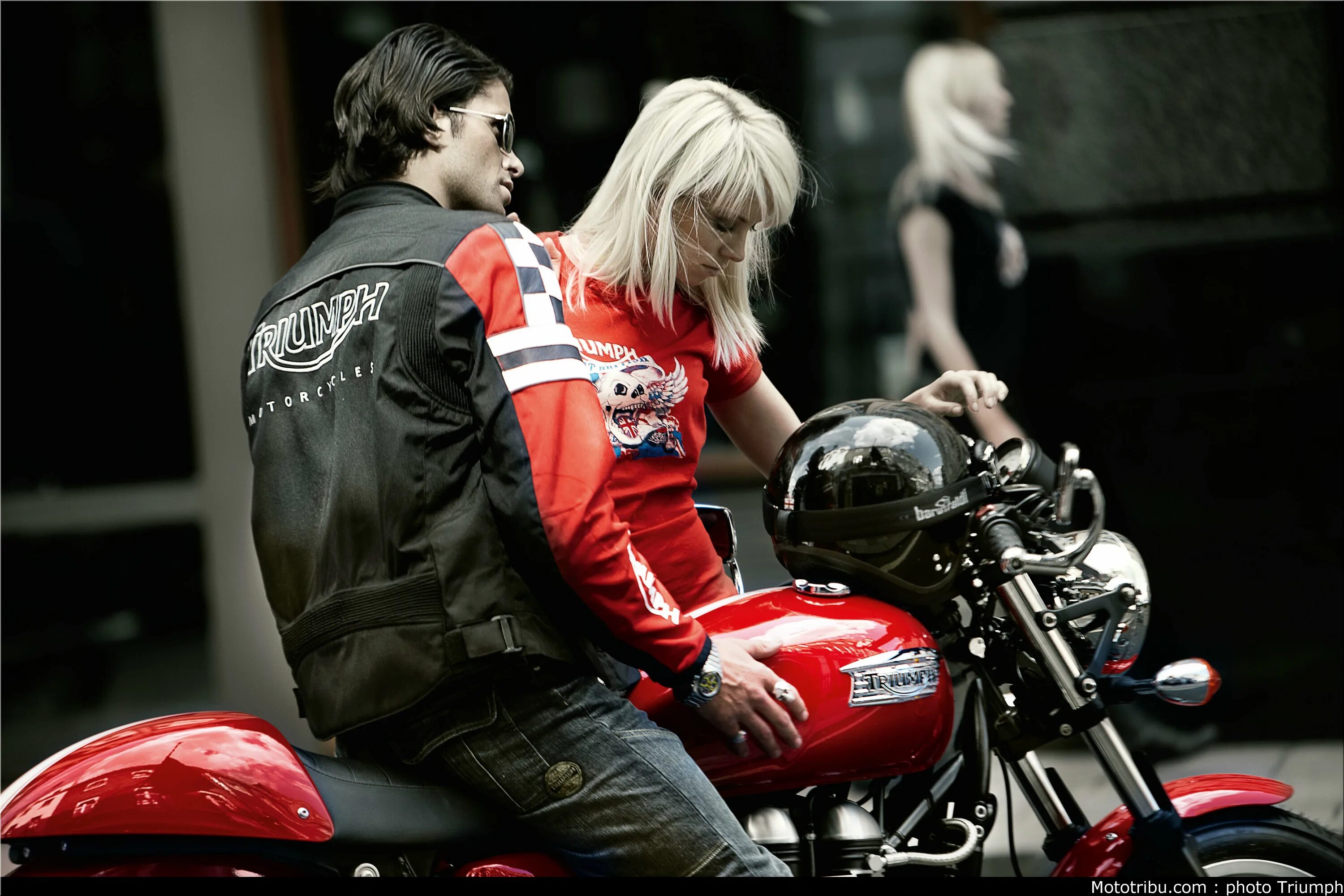 Жена байкера. Девушка на мотоцикле. Мужчина и женщина на мотоцикле. Парень с девушкой на мотоцикле. Мужчина на мотоцикле.