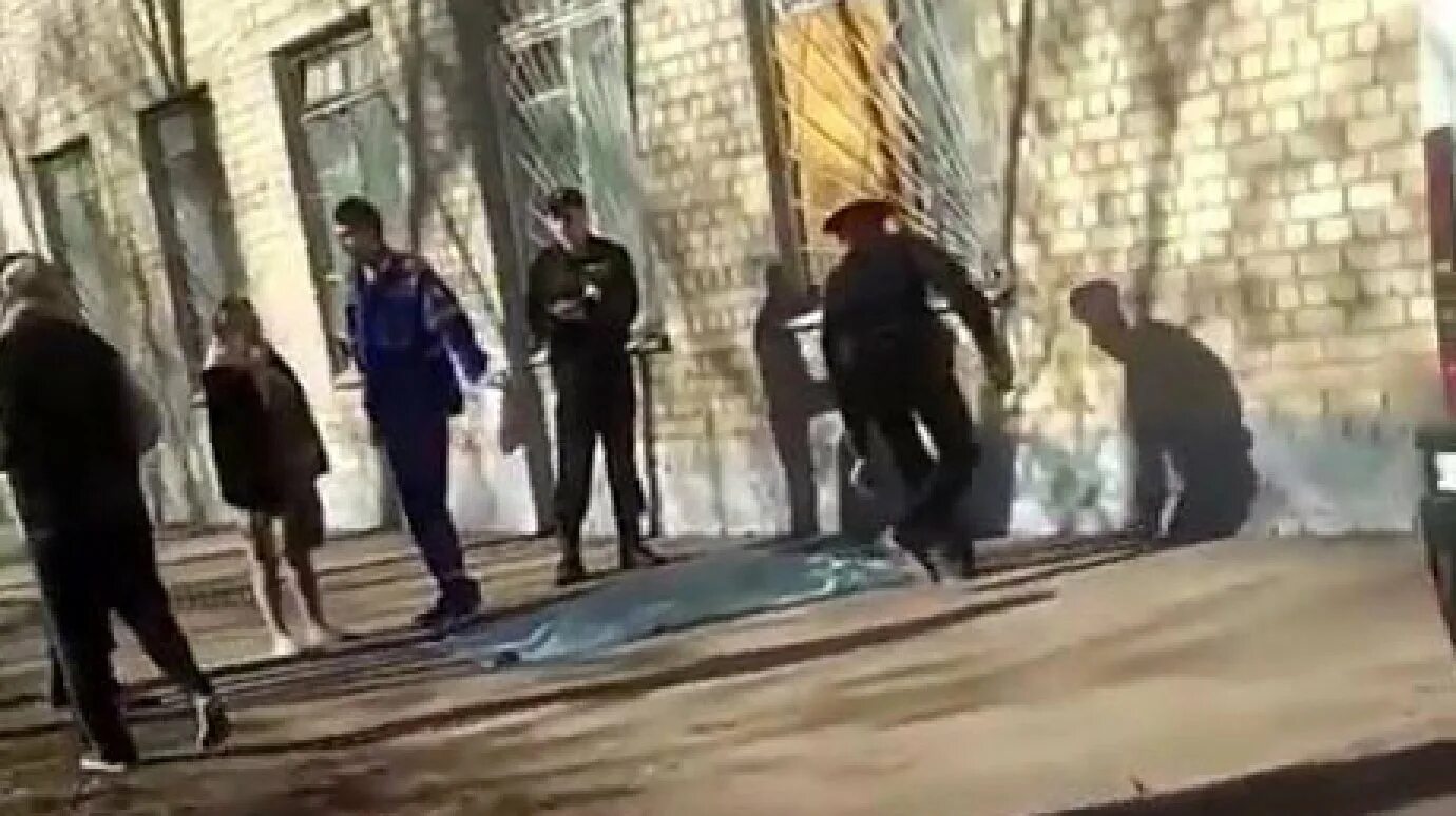 Девушка выпала из окна в пензе. В пензе девушка выбросилась из окна. Чп липецк 48 девушка выпала из окна 17 этажа. Мужчина выпрыгнул из окна пенза. Девушка выпала из окна пенза.