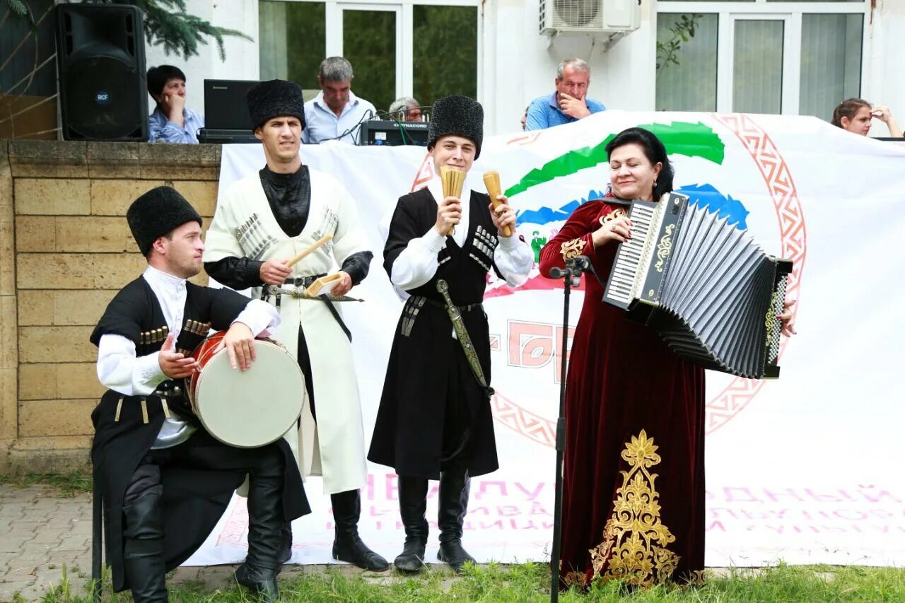 Черкесская группа. Ансамбль Черкесия Хабез. Кумыки кумыки. Национальные праздники Кумыков. Национальный музыкальный инструмент Кумыков.