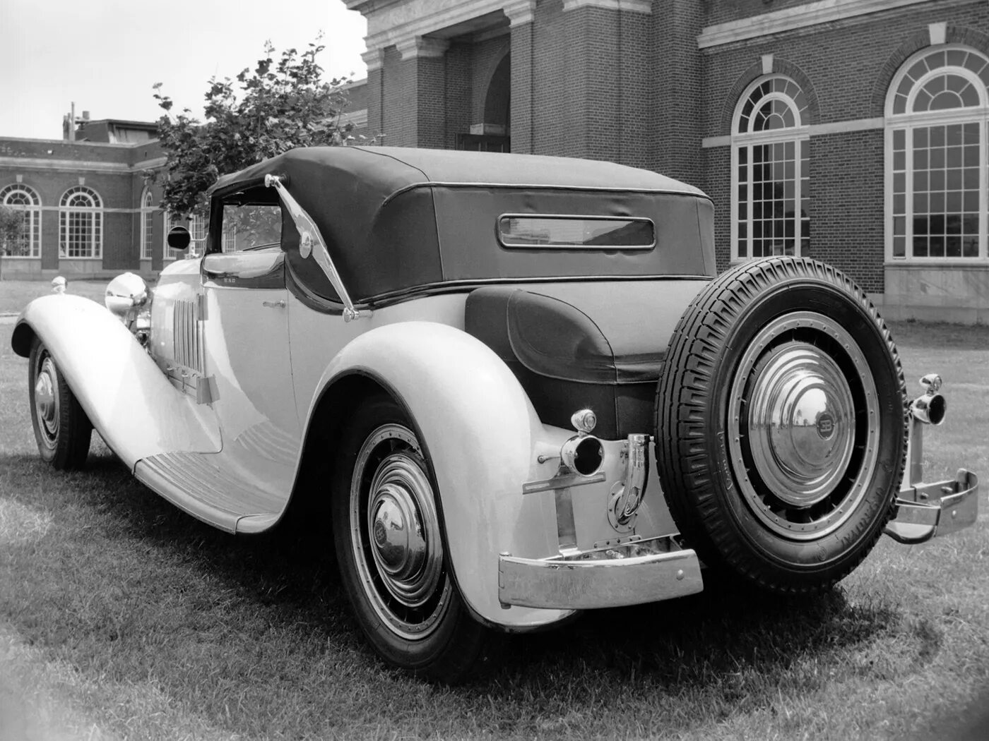 Bugatti royale. Bugatti Type 41 Royale Victoria 1931. Бугатти тайп 41. Bugatti Type 41 Royale Weinberger Cabriolet. Bugatti Type 41 Royale Victoria.