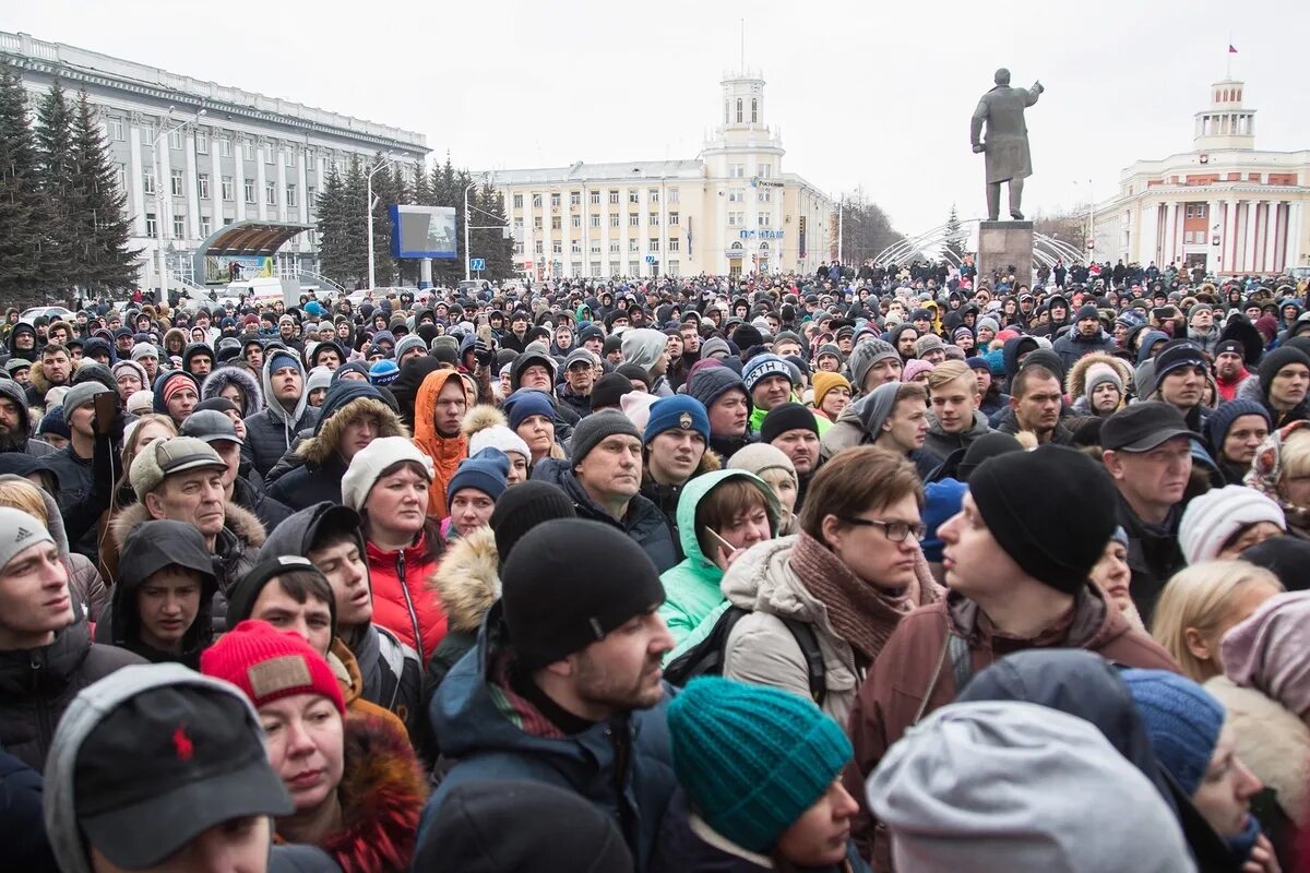 Кемерово митинг. Жители Кемерово. Протесты в Кемерово. Стихийный митинг в Кемерово.