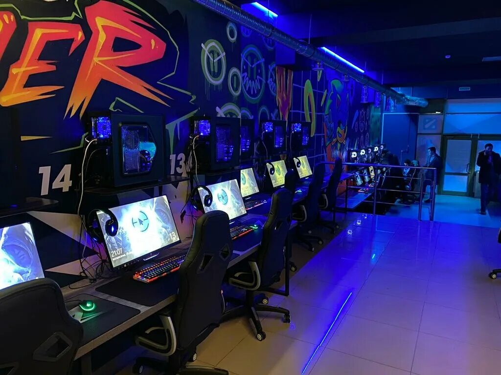 Компьютерный зал. Компьютеры для компьютерного клуба. Компьютерный клуб. Игровой компьютерный зал. Компьютерный клуб.