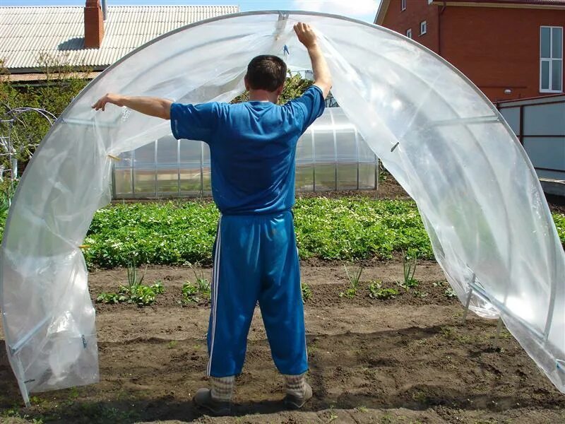 Нужно ли снимать пленку с теплицы. Парник из полиэтилена. Парник из укрывного материала. Теплица из пленки. Дуги для парника.