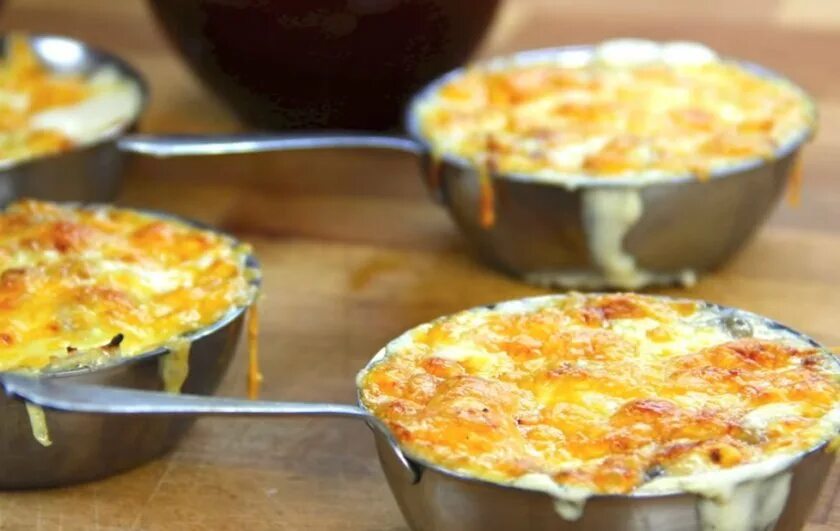 Жульен со свининой и грибами. Жюльен грибной с курицей. Жульен с курицей и сыром. Жульен в протвине рецепт. Овощной жюльен.