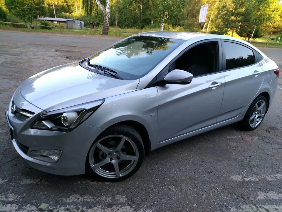 Диски хундай. Hyundai Solaris r17. Hyundai Solaris 1 r17. Hyundai Solaris 17. Hyundai Solaris на 17 дисках.