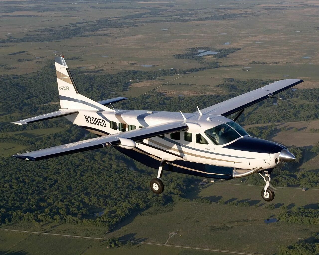 Цесна самолет. Цессна 208 Гранд Караван. Цесна 300. Легкомоторный самолет Cessna.