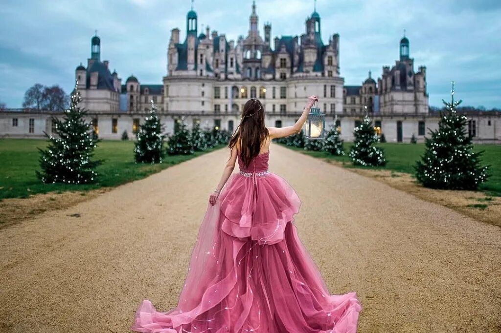 Замки в которых заточены прекрасные принцессы сбербанк. Жизель зачарованная дисней. Замок принцессы. Каждая принцесса мечтает жить в замке. Девочка мечтает.