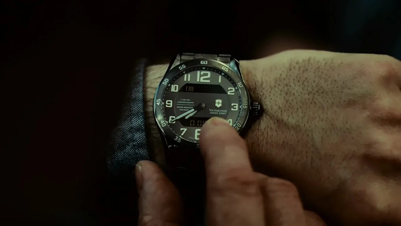 Watch movie s. Часы Victorinox я Легенда. Часы Victorinox исходный код. Крепкий орешек часы Hamilton.