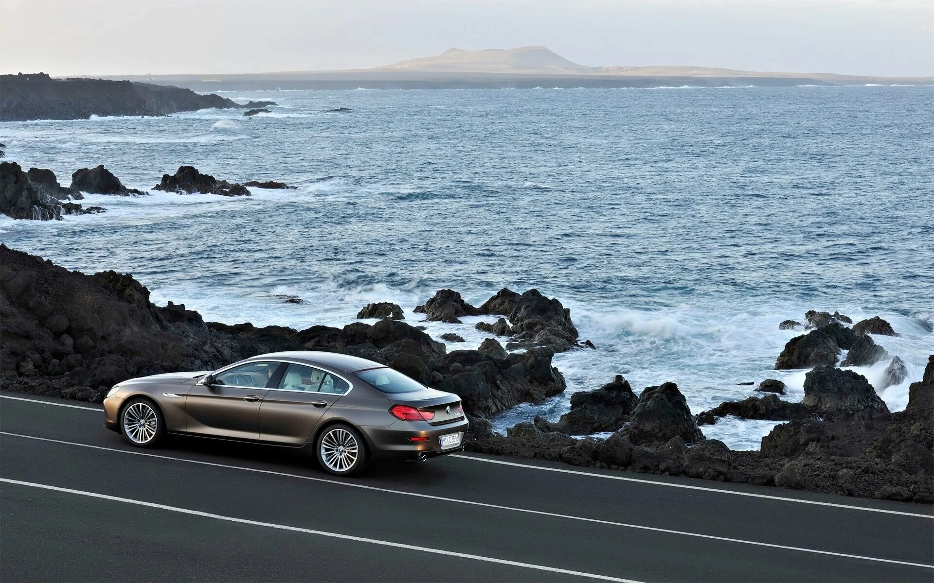 Bmw 6 gran coupe. Крайслер 200 кабриолет. Мерседес на берегу моря. Bmw 7 series coupe. Машина на фоне моря.