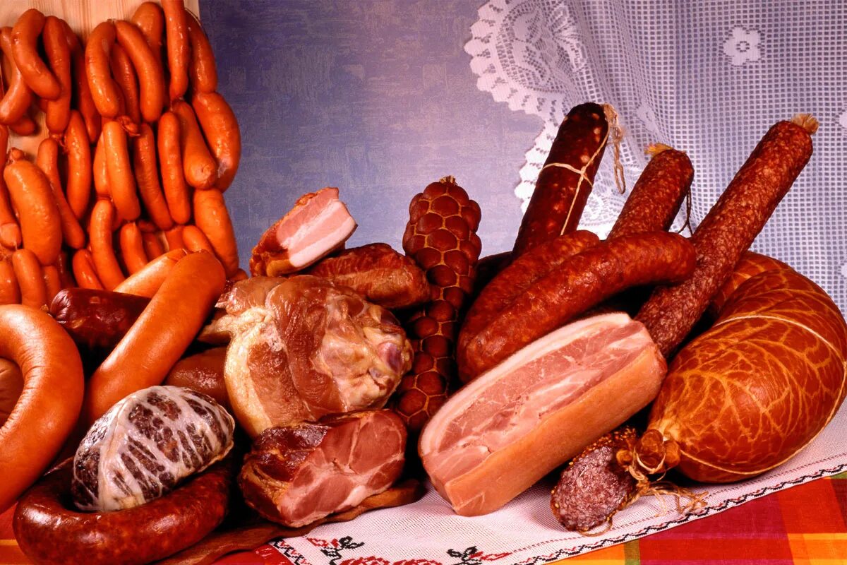 Мясо колбасы. Мясо колбасные изделия. Колбаса. Сырокопченые колбасные изделия. Колбасные продукты.