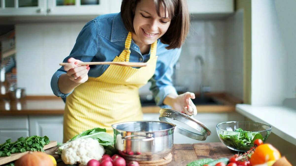 Cooking видео. Женщина готовит. Готовка на кухне. Женщина на кухне. Готовит на кухне.
