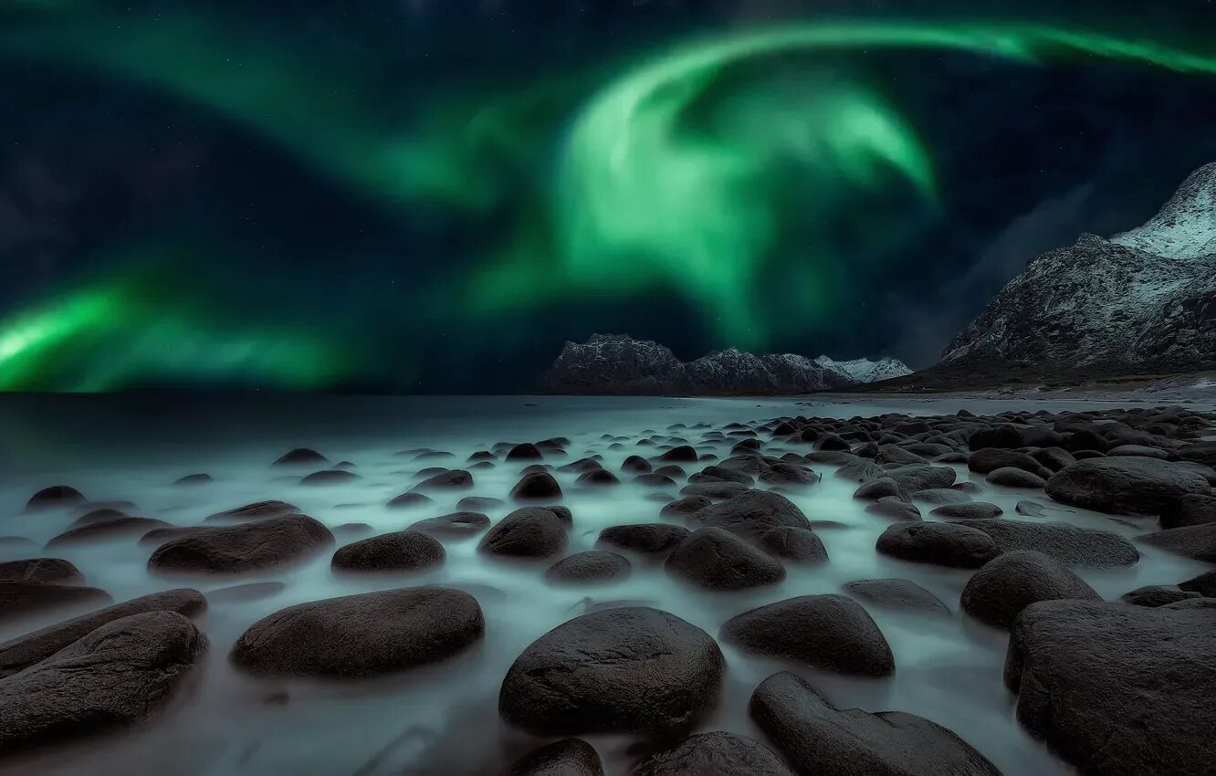 Камень ночное небо. Камень северное сияние. камни ночью. aurora borealis камни. зелёное небо пляж камни ночь сияние.