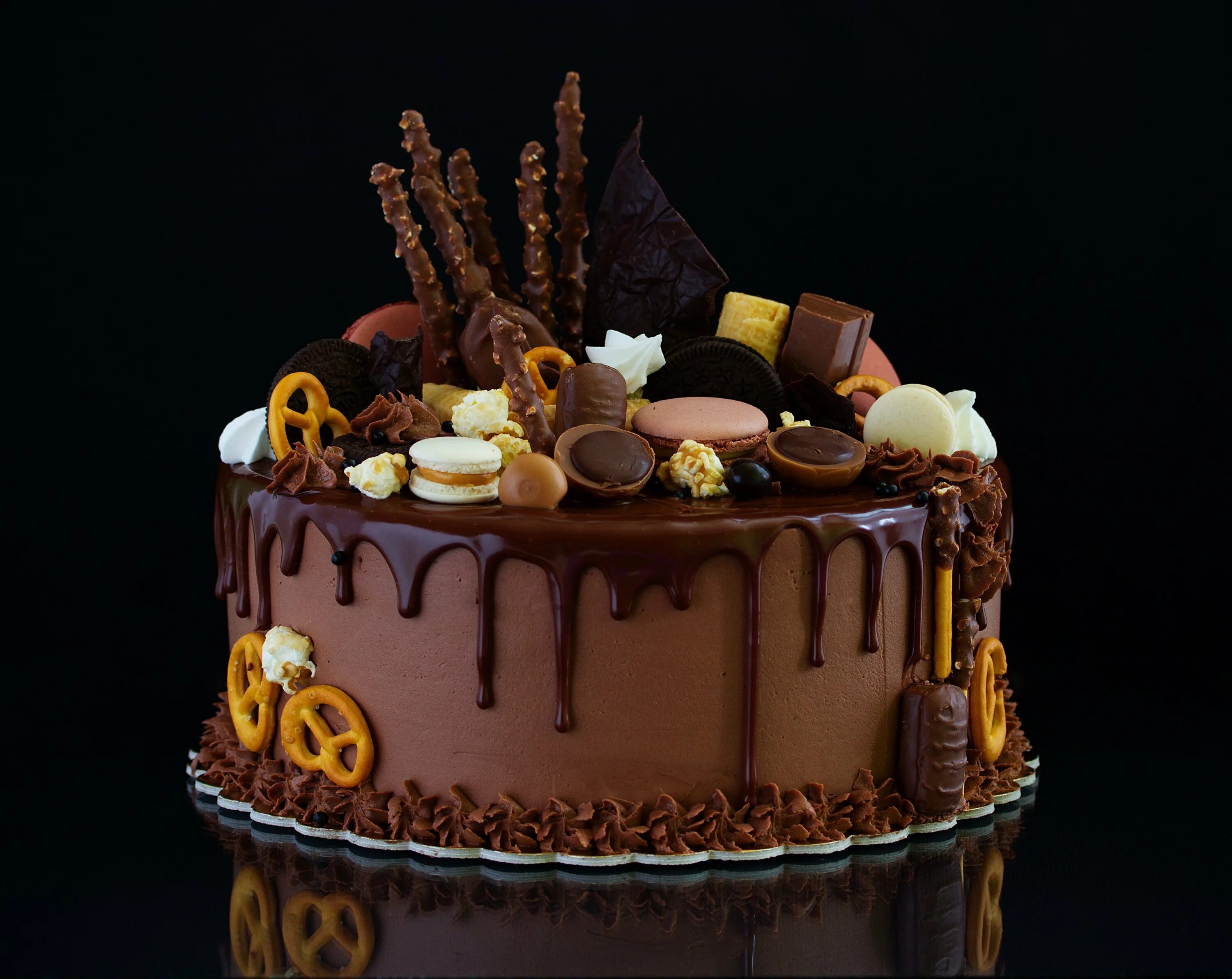 Торт оформление картинки. Шоколадный торт. Красивый шоколадный торт. Торт «шоколадка». Украшение торта сладостями.
