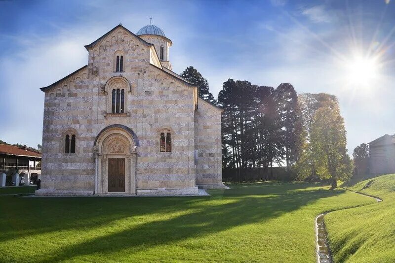 Самый крупный монастырь в европе. Сербия Дечани монастырь. Монастырь високи Дечани. Высокие Дечаны Сербия. Храмы Сербии Косово высокие Дечаны.