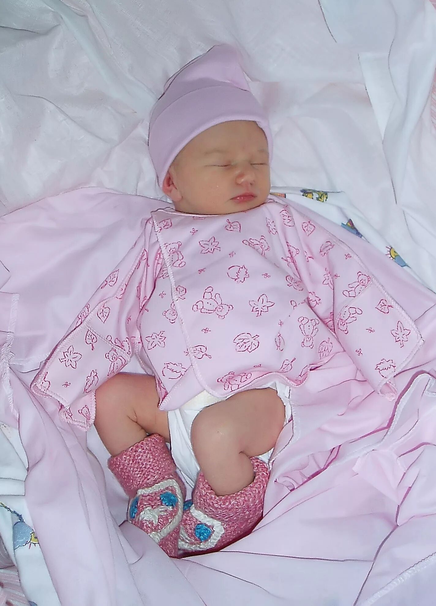 Как выглядит новорожденная девочка. Наваражденая девочка врадоме. Младенец девочка. Новорожденный малыш. Как выглядит новорожденная девочка.