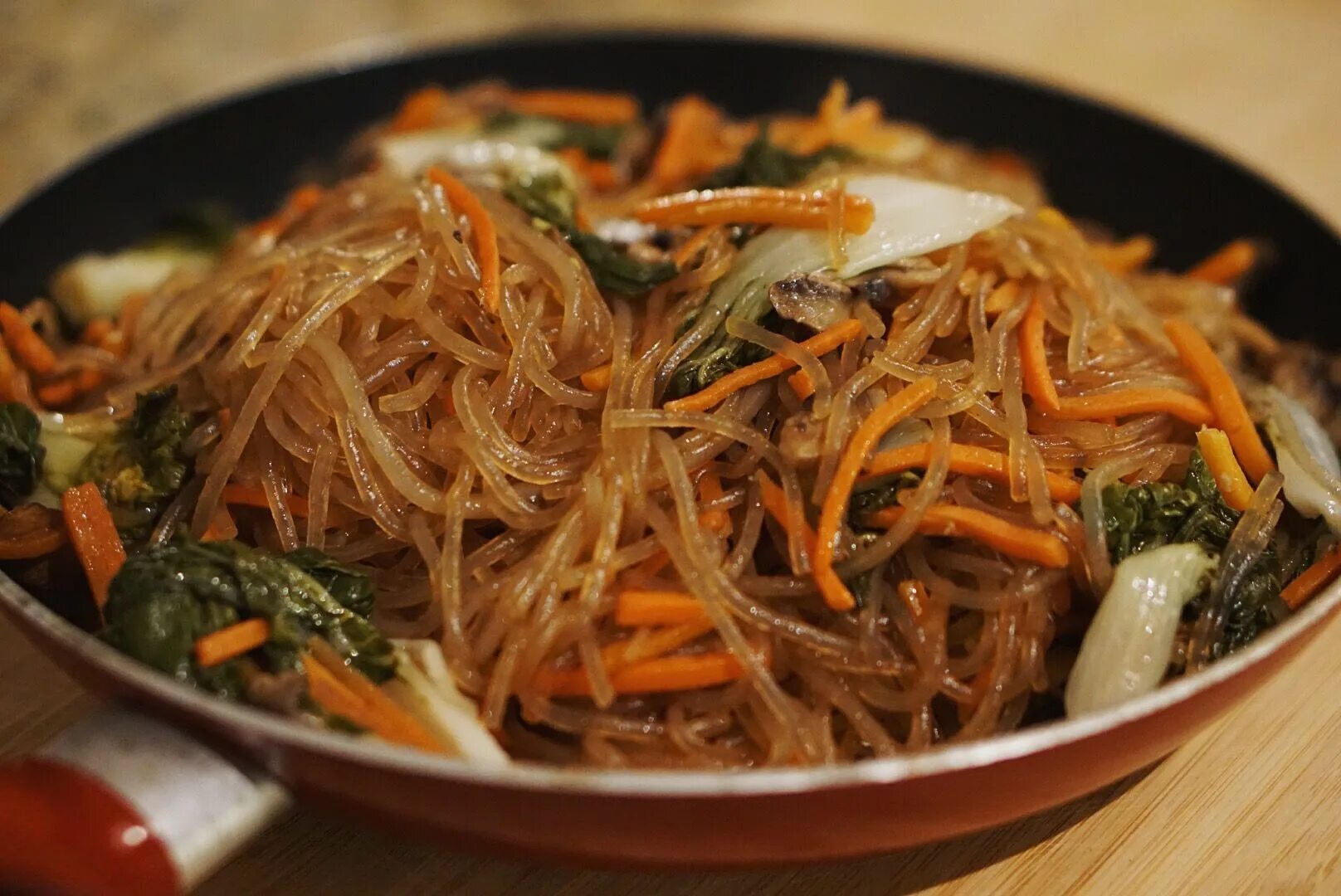 Фунчоза с китайскими грибами. Чапче корейское. Glass Noodles фунчоза. Фунчоза кимчи. Корейская еда Чапчхэ.