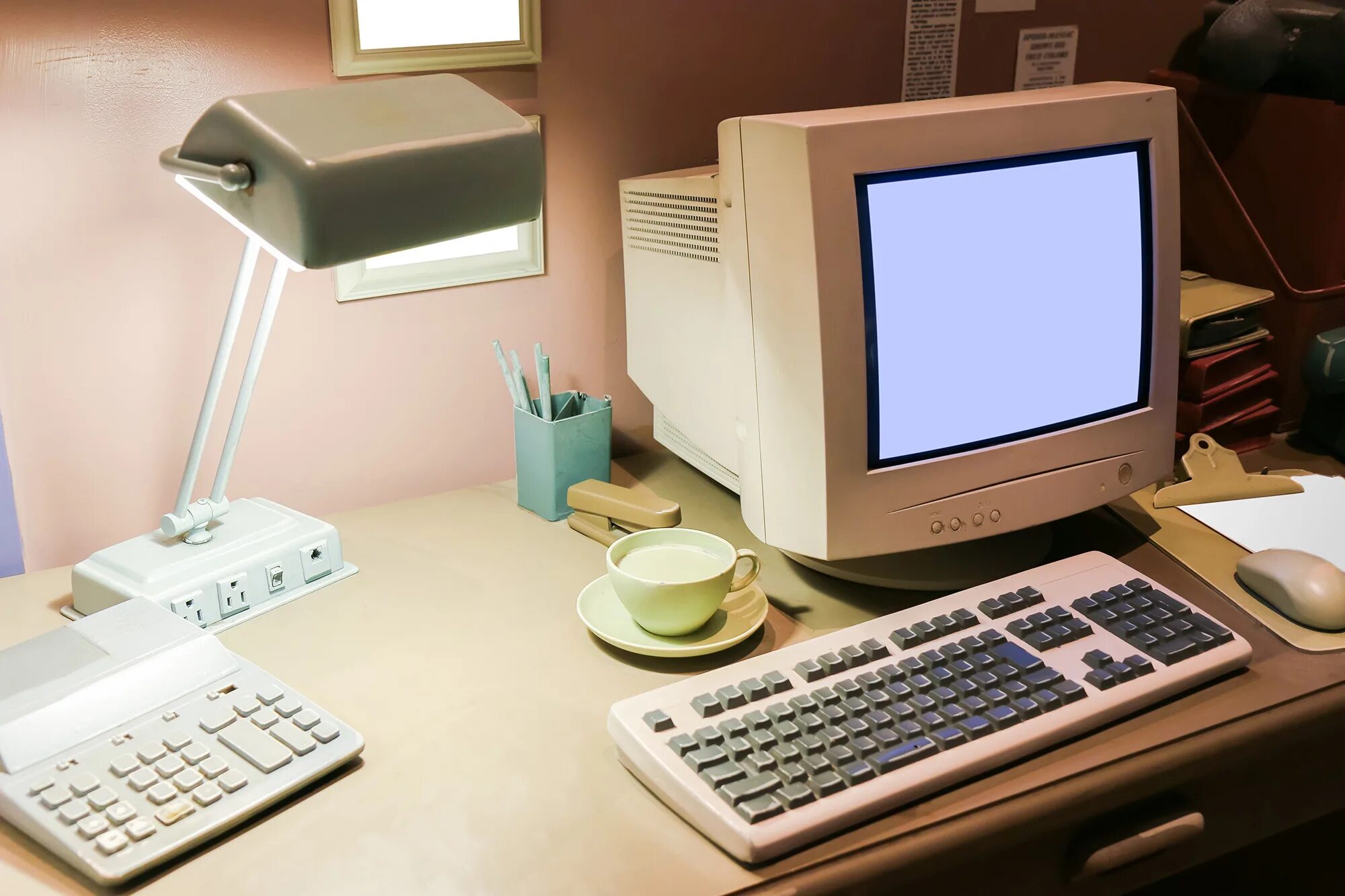 Old computer. Компьютер в быту. Старый компьютер арт. Интернет 1990х. Офис компьютер 1990.