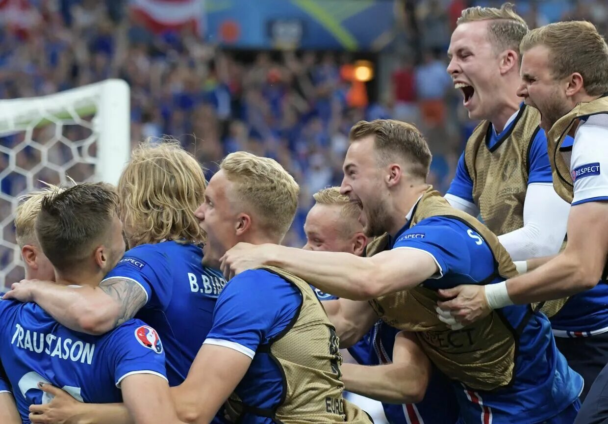 Исландия чемпионат европы. Исландия футбол Викинг. Сборная Исландии. Футболист радуется. Исландец игра.