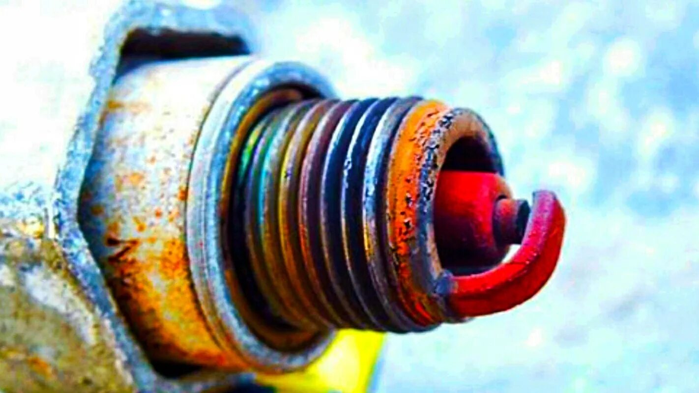 Почему свеча умирает. Нагар на свечах зажигания ваз 2112. Оплавился электрод свечи зажигания. Свеча смерть. Зажженная церковная свеча.