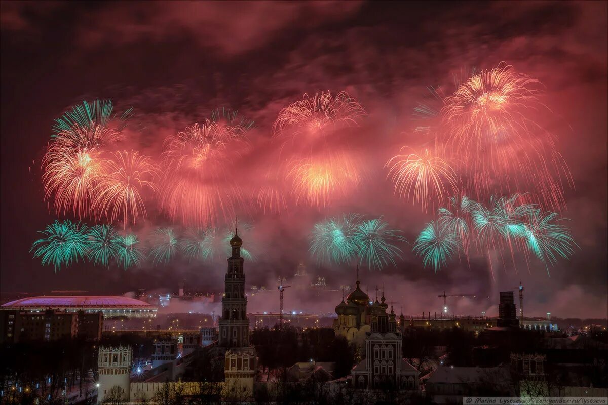 Салют в Москве. Новогодний салют в Москве 2020 на красной площади. Самый красивый салют в мире в Москве. Праздничный салют в Митино. Ли салют в москве