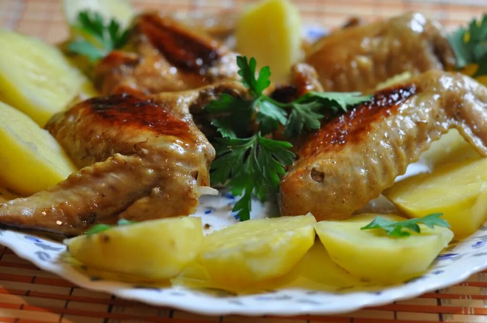 Как вкусно приготовить крылышки с картошкой. Запеченная картошка с крыльями. Куриные крылья с картошкой в духовке с хрустящей корочкой. Как вкусно приготовить крылышки с картошкой. Как вкусно приготовить крылышки с картошкой.