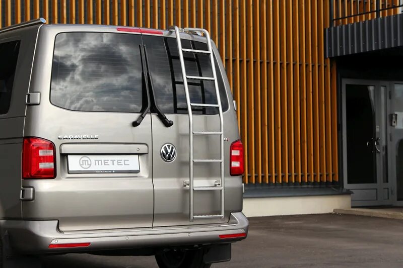 Задняя дверь транспортер т5. VW Transporter t5 задняя дверь. Т5 Фольксваген с задними распашными дверями. VW Transporter t5 задние распашные двери.