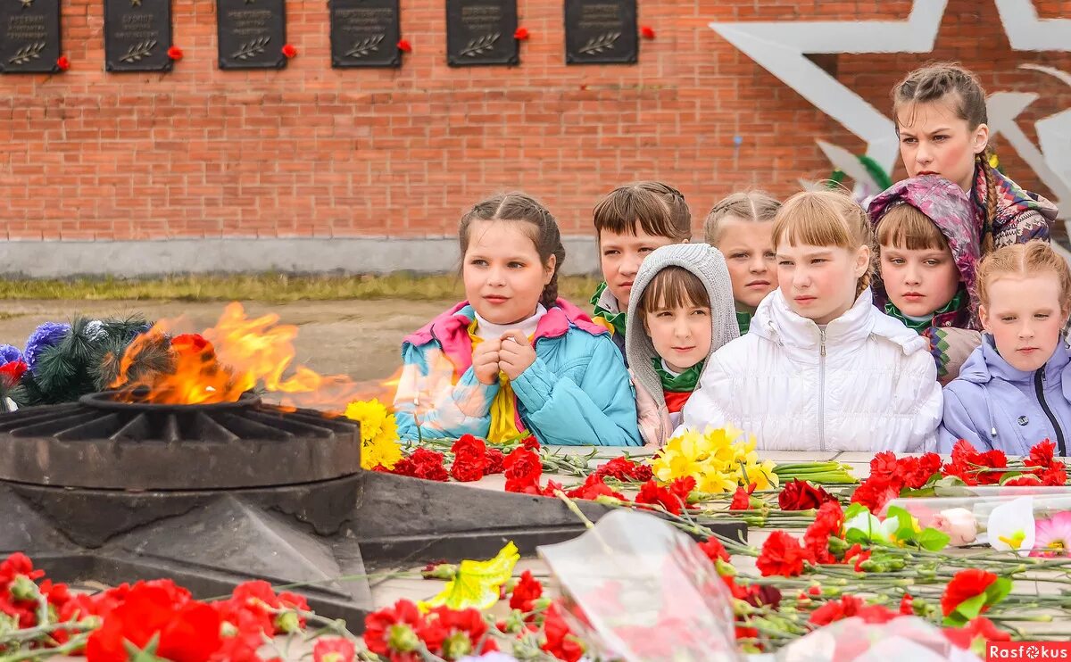 Памятные события в семье. Дети возлагают цветы к Вечному огню. Вечный огонь для детей. Дети около памятников Победы. Дети с цветами у обелиска.