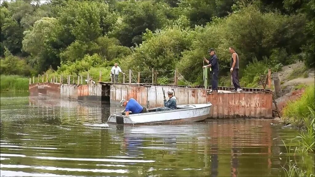 Уровень воды в хопре на сегодня балашов. Понтонный мост Урюпинск. Урюпинск мост через Хопер. Река Хопер Урюпинск. Хопра мосты Урюпинск.