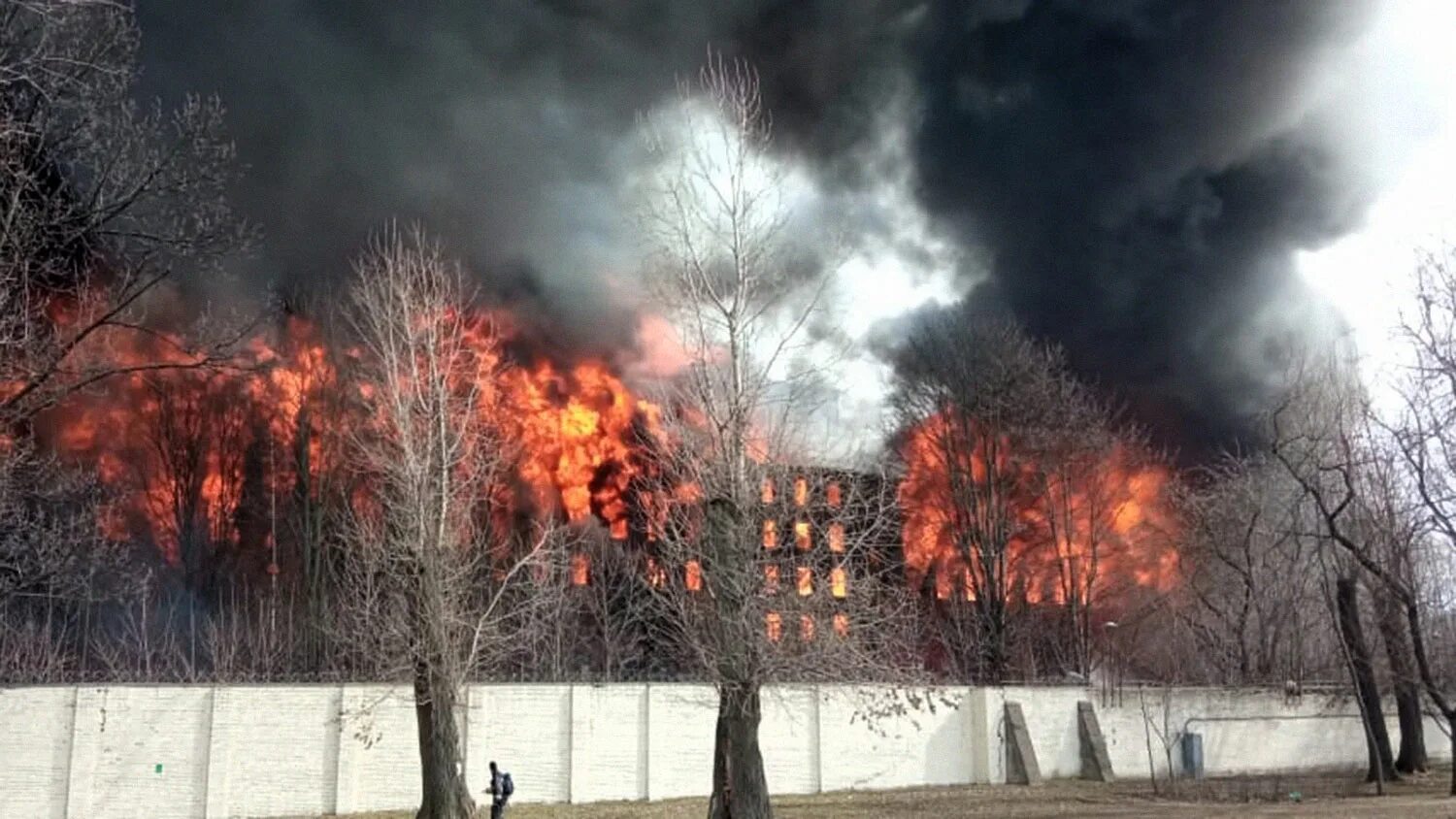 Миллер пожар. Невская мануфактура Санкт-Петербург пожар. Пожар в Санкт-Петербурге на Октябрьской набережной. Невская мануфактура пожар. Пожар на мануфактуре СПБ.