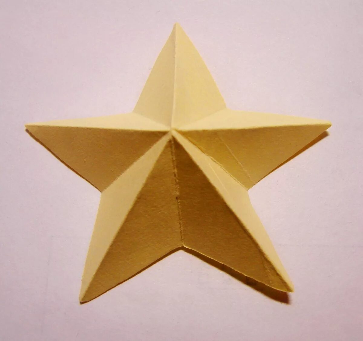Как сделать звезду на 9. Звезда из бумаги. Объемная звезда из бумаги. Поделка объемная звезда. Объемная пятиконечная звезда из бумаги.
