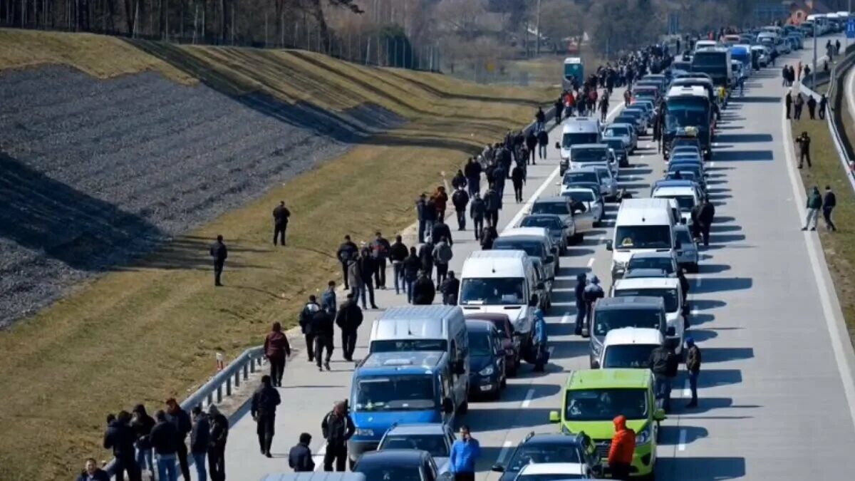 Очереди на границе с Польшей заробитчан. Очередь на польской границе с Украиной. Очереди на границе Украины и Польши. Очередь на границе. Ситуация на украинцев