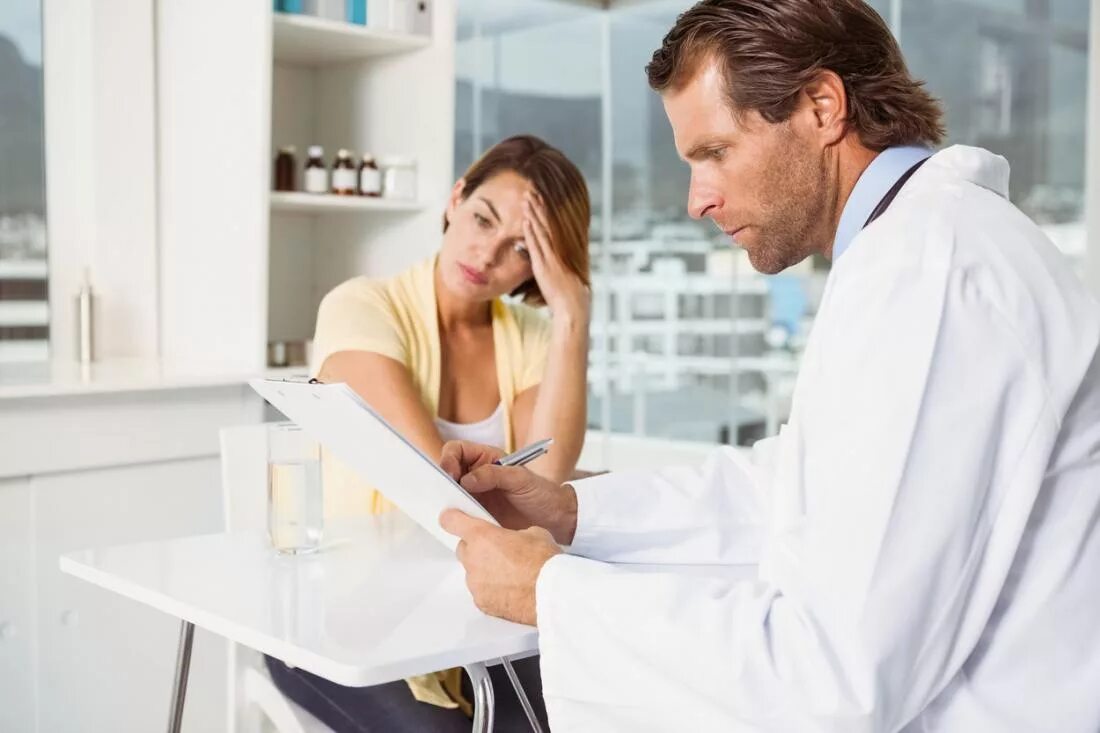 Врач и недовольный пациент. O e patient. Беседа медсестры с пациентом. O e patient. Врач и пациент.