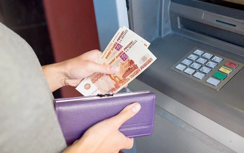 Деньги в банкомате. Отправка денег за рубеж. Деньги в банкомате. Выдача денег в банкомате. Снятие денег в банкомате.