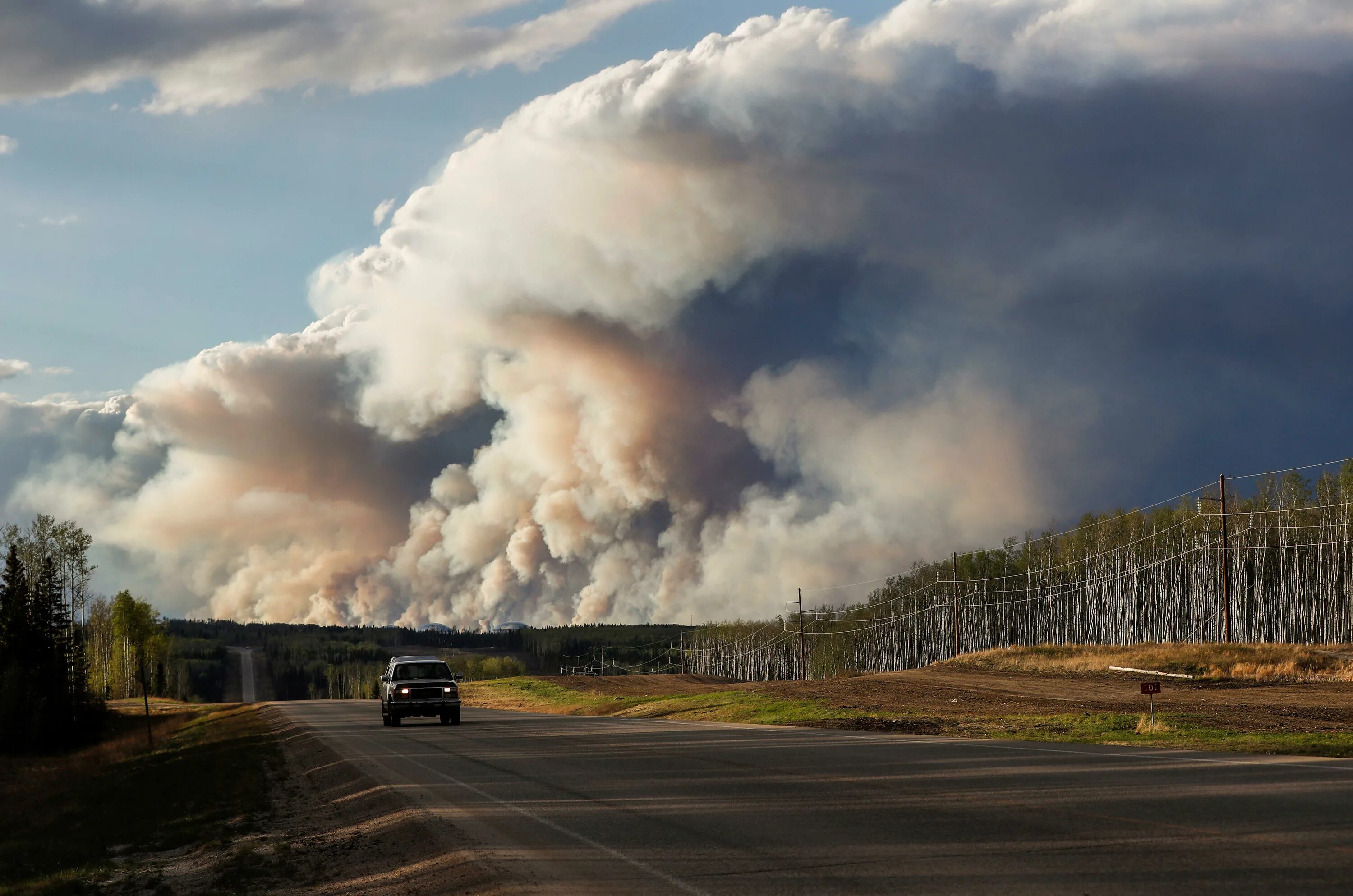 Катаклизмы планеты сегодня. Лесной пожар в форте Мак-Муррей. Fort MCMURRAY Alberta. Стихийные бедствия. Антропогенные катастрофы.