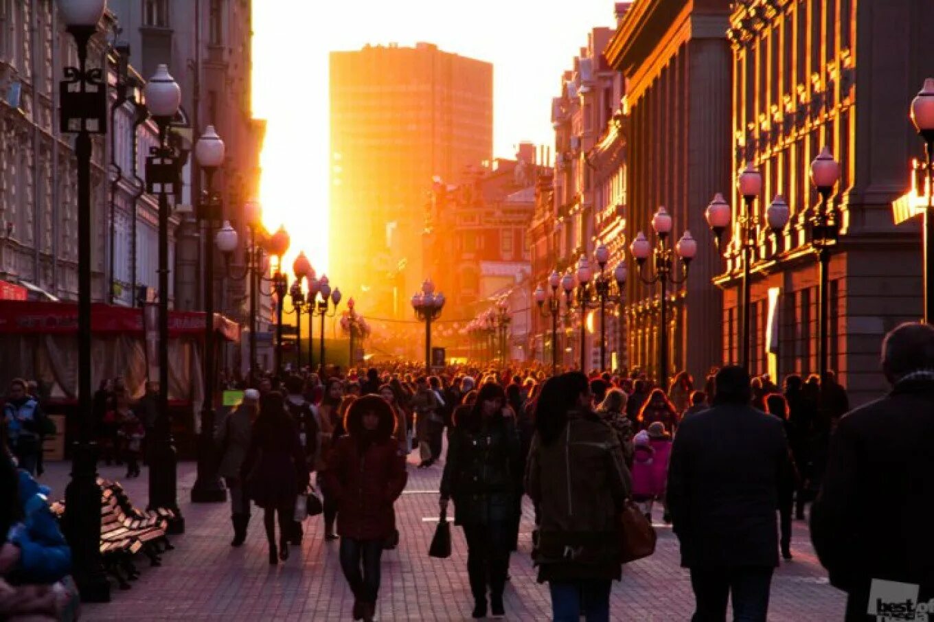 Улица Арбат в Москве. Старый Арбат Москва Эстетика. Старый Арбат Москва толпы. Старый Арбат Москва вечером. 7 вечера на улице