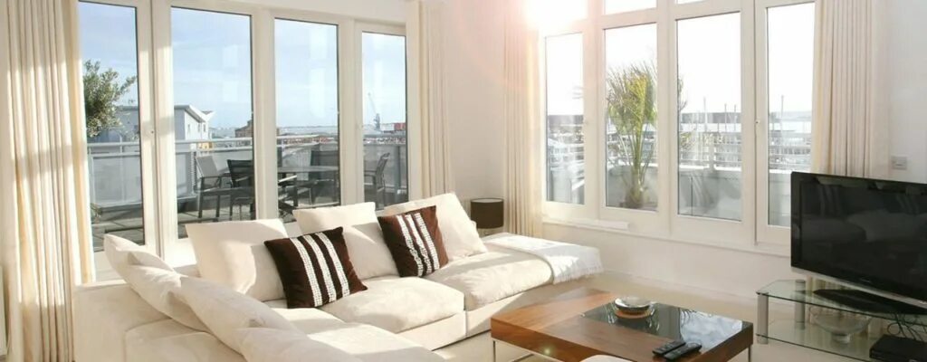 Пластиковое окно вид с улицы. Стеклопакет 3 метра. Окно с узкой створкой. Пвх окна на лоджию. Пластиковые окна высотой 3 метра.