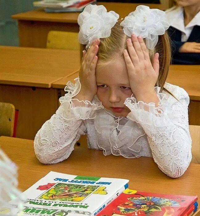 Видео перед школой. Грустный первоклассник. Первоклашки в школе. Первоклассник за партой. Первоклассница в школе.